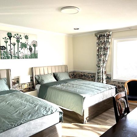 Master Bedroom With Two Queen Sized Bed Richmond Exterior photo